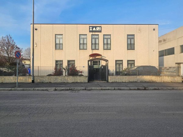 locale commerciale in vendita a Torbole Casaglia