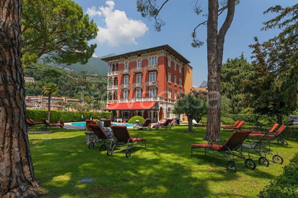 negozio in vendita a Toscolano-Maderno in zona Toscolano