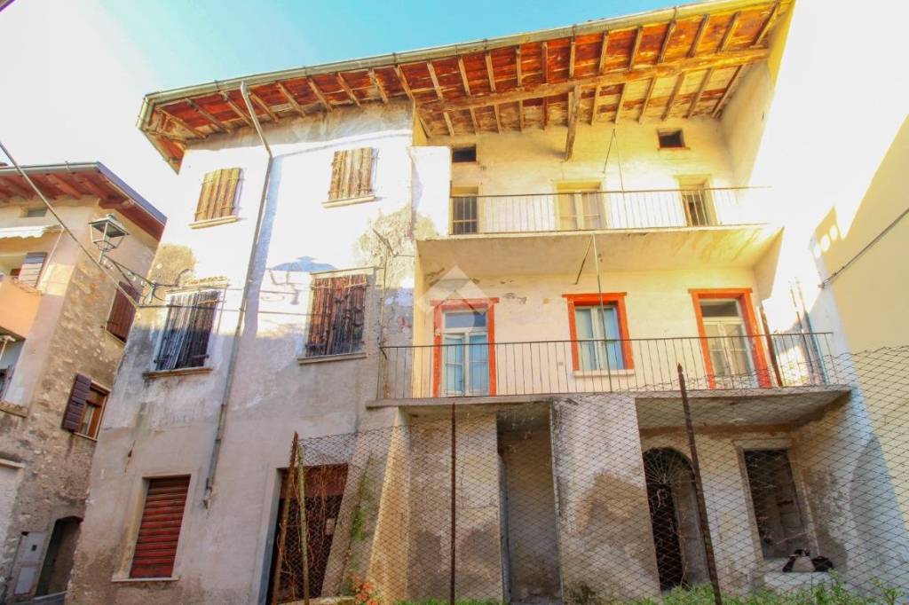 casa indipendente in vendita a Toscolano-Maderno in zona Toscolano