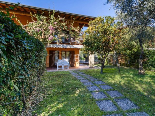 casa indipendente in vendita a Toscolano-Maderno in zona Roina