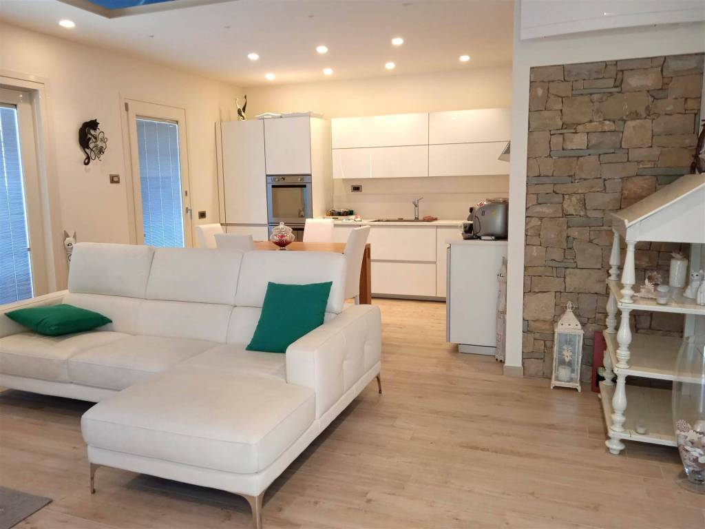 casa indipendente in vendita a Toscolano-Maderno in zona Toscolano