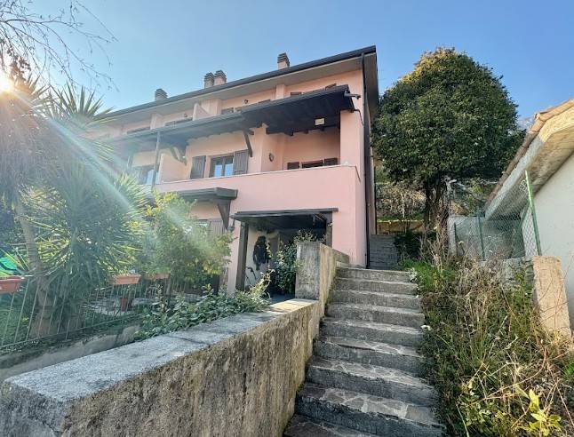 casa indipendente in vendita a Toscolano-Maderno in zona Gaino