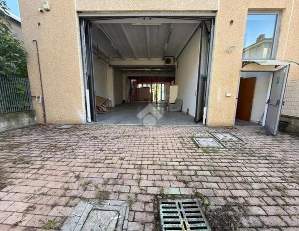 locale commerciale in vendita a Toscolano-Maderno in zona Maderno