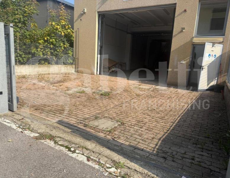 locale commerciale in vendita a Toscolano-Maderno in zona Maderno