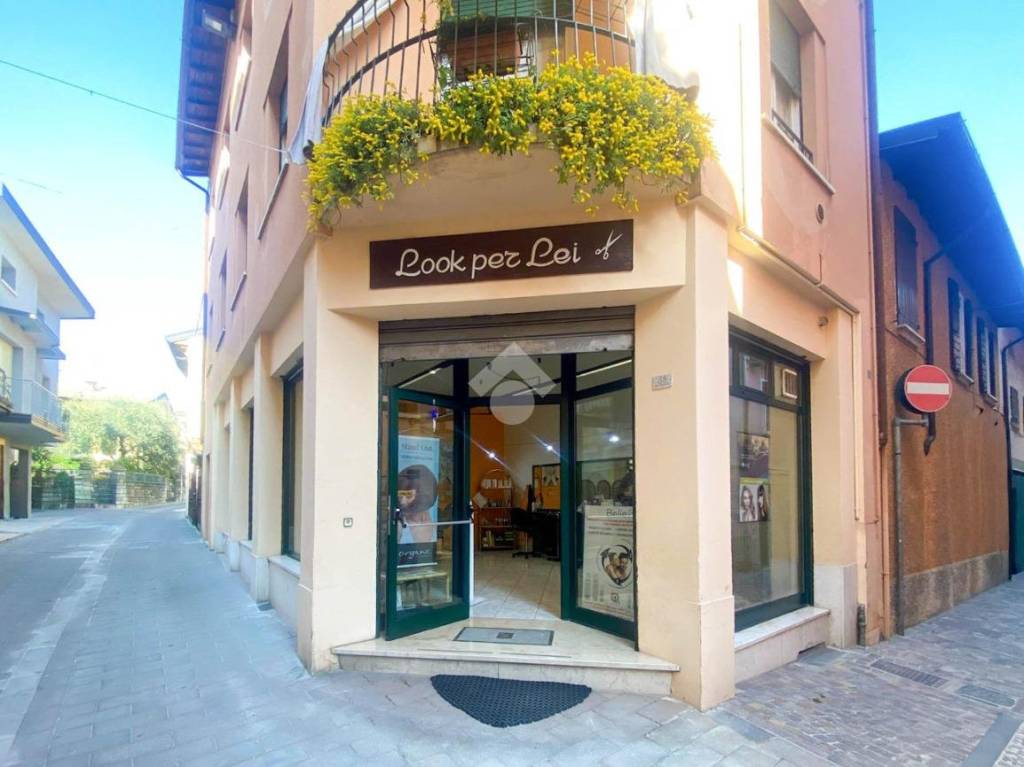negozio in vendita a Toscolano-Maderno in zona Toscolano
