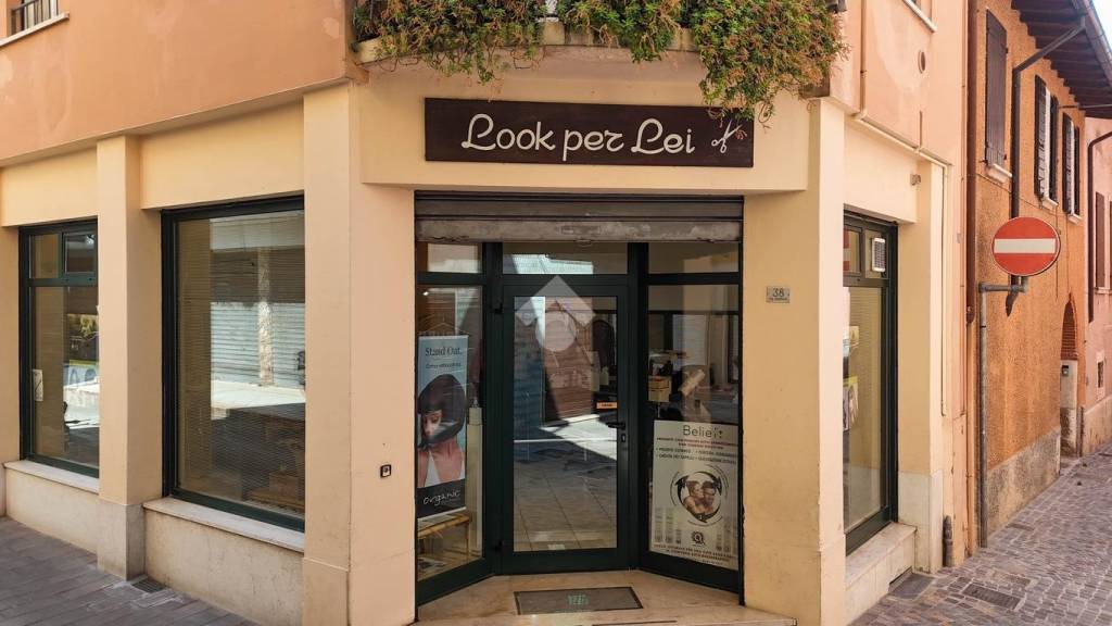 negozio in vendita a Toscolano-Maderno in zona Toscolano