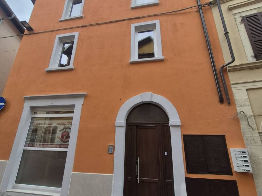 intera palazzina in vendita a Toscolano-Maderno