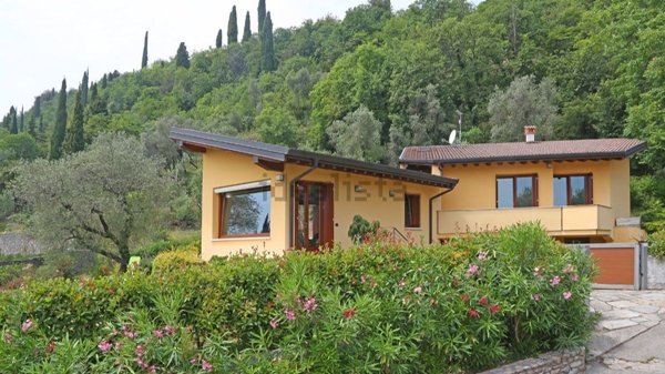 casa indipendente in vendita a Toscolano-Maderno in zona Cecina
