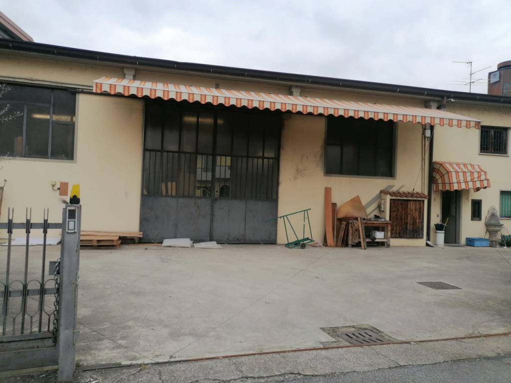 locale commerciale in vendita a Travagliato