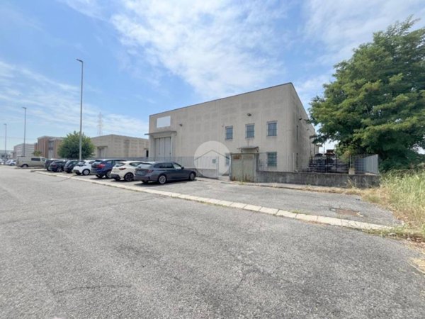locale commerciale in vendita a Travagliato