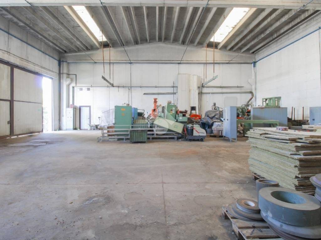 locale commerciale in vendita a Travagliato