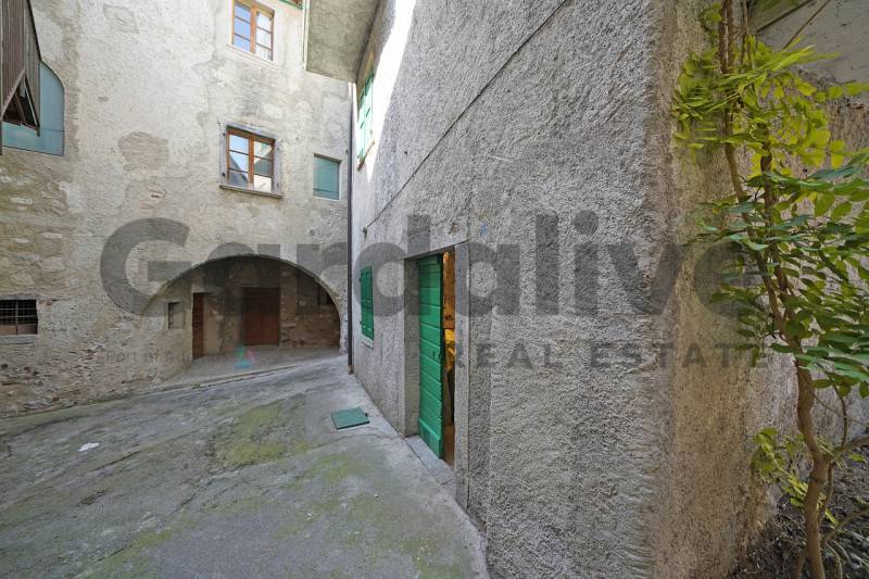 casa indipendente in vendita a Tremosine sul Garda in zona Vesio