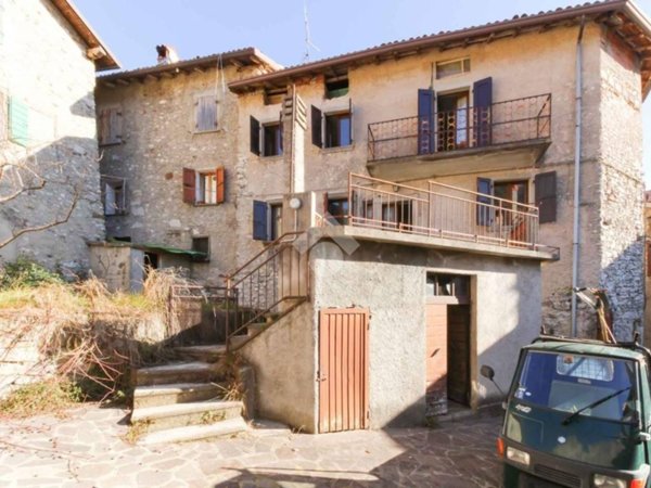 casa indipendente in vendita a Tremosine sul Garda in zona Voltino