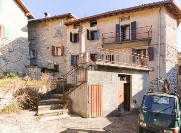 casa indipendente in vendita a Tremosine sul Garda in zona Voltino