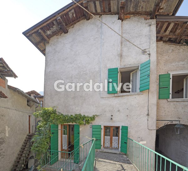 casa indipendente in vendita a Tremosine sul Garda in zona Vesio
