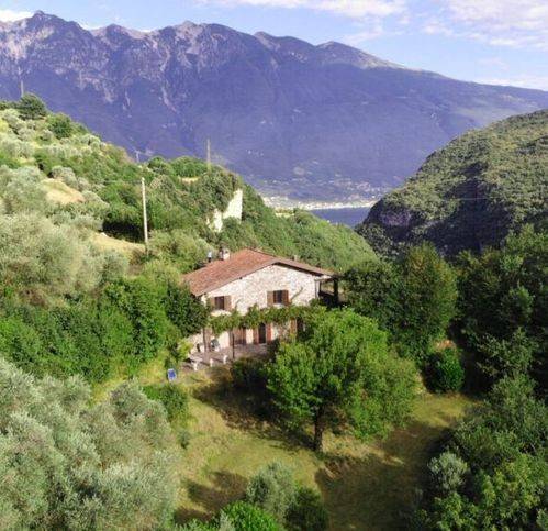 casa indipendente in vendita a Tremosine sul Garda in zona Pregasio