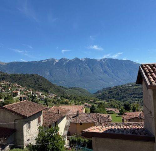 casa indipendente in vendita a Tremosine sul Garda in zona Vesio