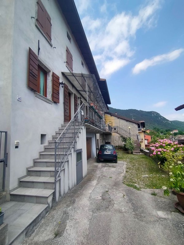 casa indipendente in vendita a Tremosine sul Garda in zona Vesio