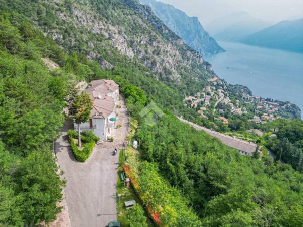 intera palazzina in vendita a Tremosine sul Garda in zona Bassanega