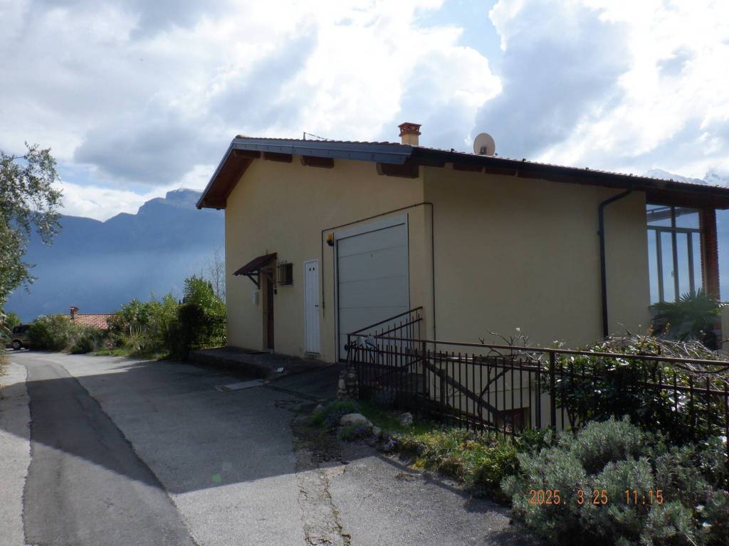 casa indipendente in vendita a Tremosine sul Garda in zona Ustecchio