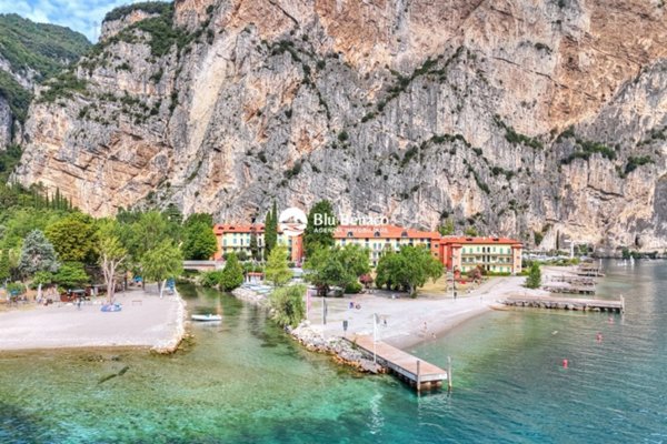 negozio in vendita a Tremosine sul Garda in zona Campione