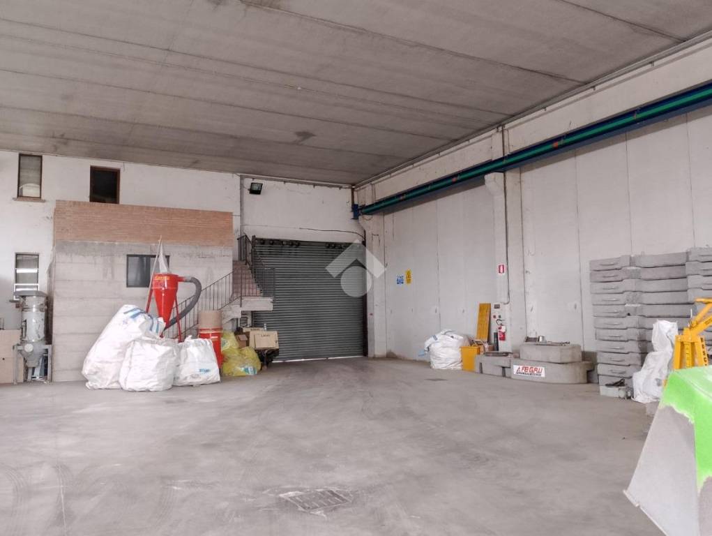 locale commerciale in vendita a Trenzano