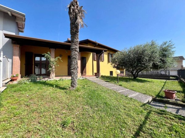 casa indipendente in vendita a Trenzano in zona Cossirano