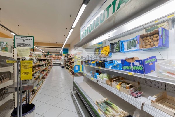 negozio in vendita a Trenzano in zona Cossirano