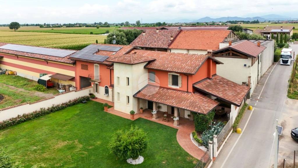 locale commerciale in vendita a Trenzano in zona Pieve