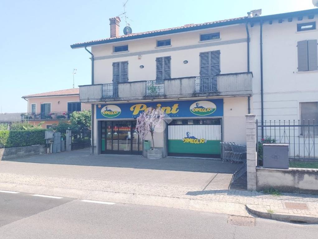 negozio in vendita a Trenzano in zona Cossirano