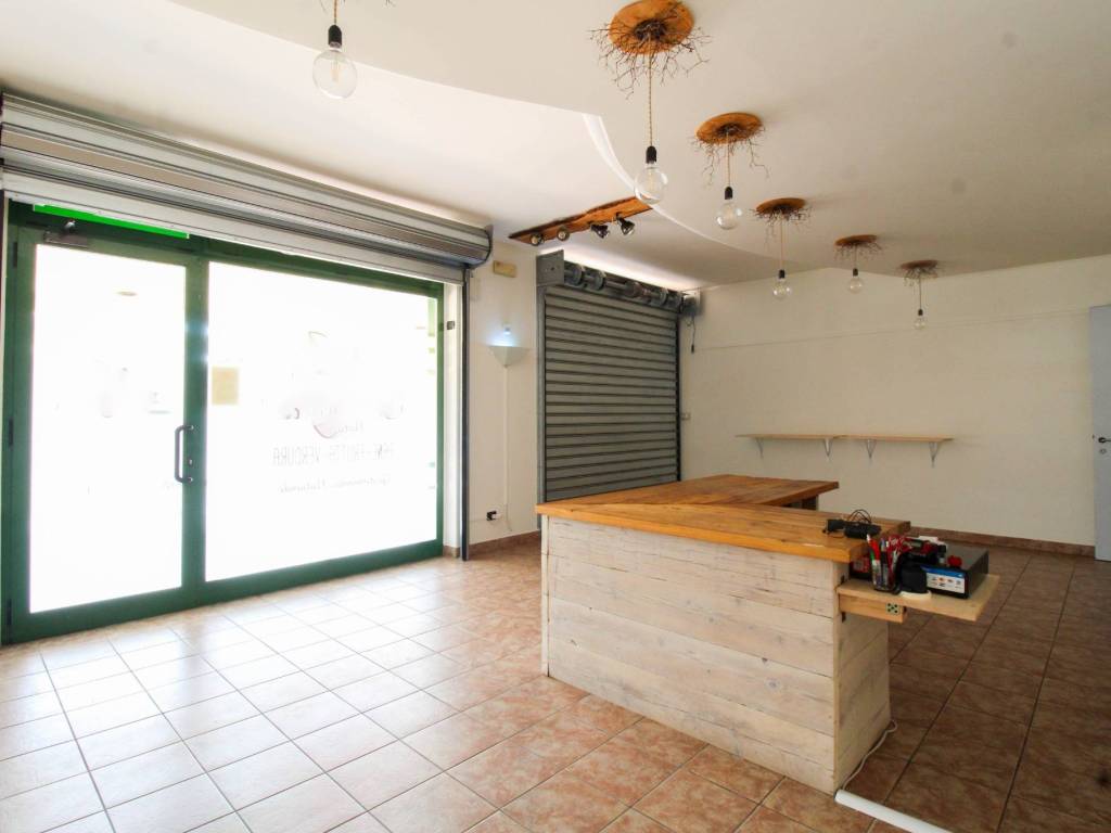 negozio in vendita ad Urago d'Oglio