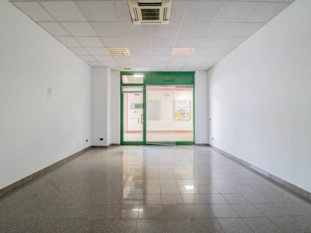 negozio in vendita ad Urago d'Oglio