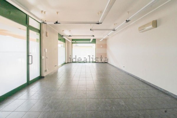 negozio in vendita ad Urago d'Oglio