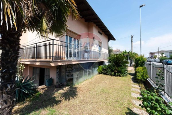 casa indipendente in vendita ad Urago d'Oglio
