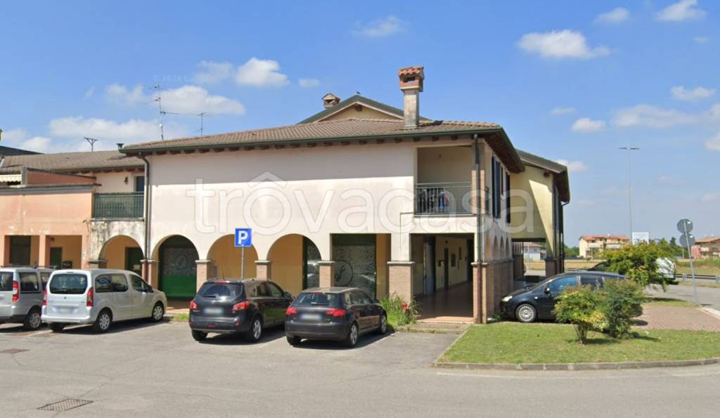 negozio in vendita ad Urago d'Oglio