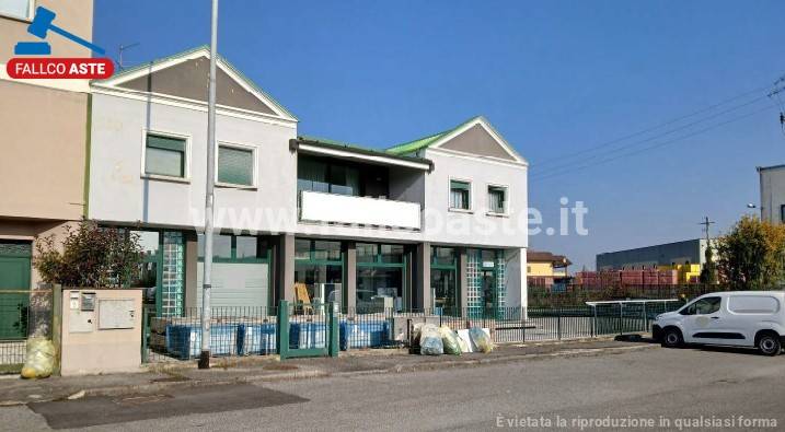 locale commerciale in vendita ad Urago d'Oglio