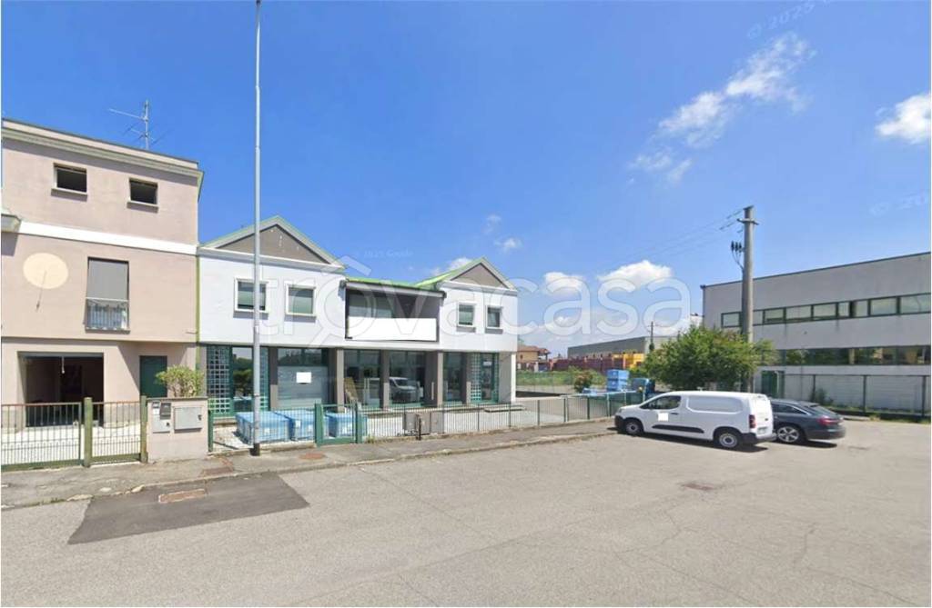 locale commerciale in vendita ad Urago d'Oglio