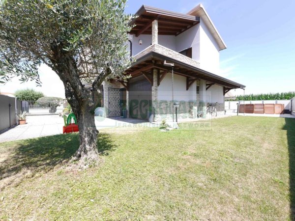 casa indipendente in vendita ad Urago d'Oglio