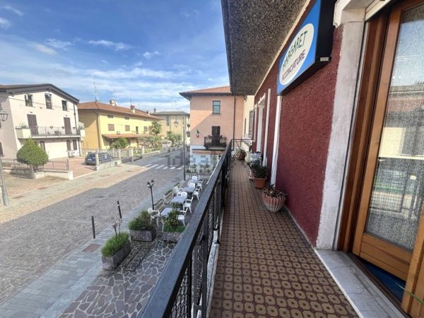 locale commerciale in vendita ad Urago d'Oglio