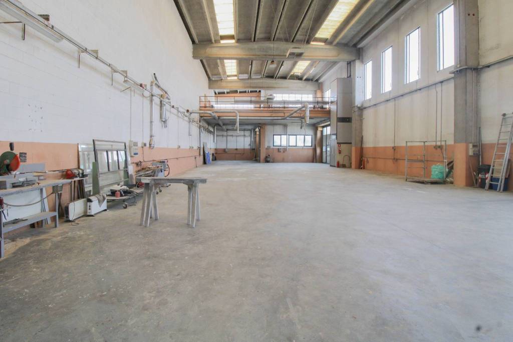 locale commerciale in vendita ad Urago d'Oglio