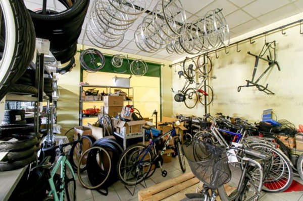 negozio in vendita ad Urago d'Oglio