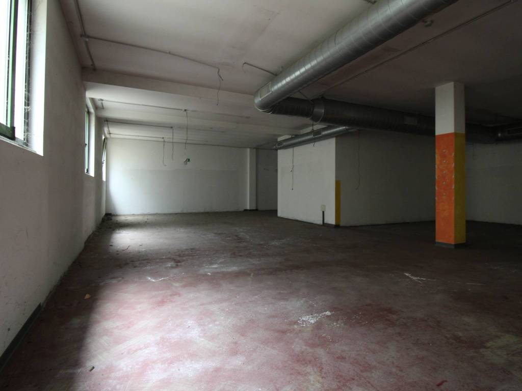 negozio in vendita ad Urago d'Oglio