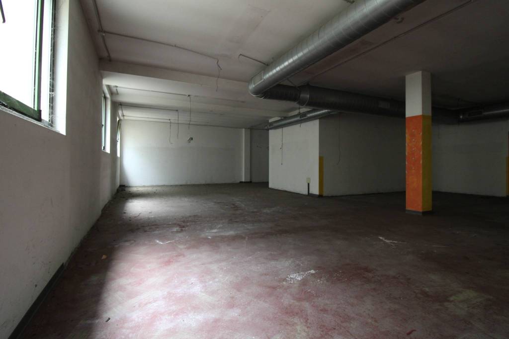 negozio in vendita ad Urago d'Oglio