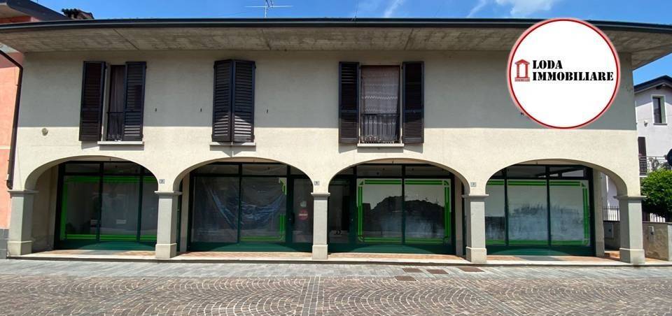 negozio in vendita ad Urago d'Oglio