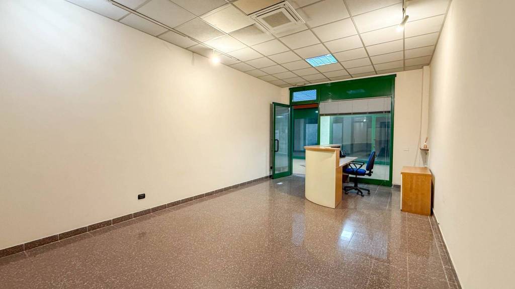 negozio in vendita ad Urago d'Oglio