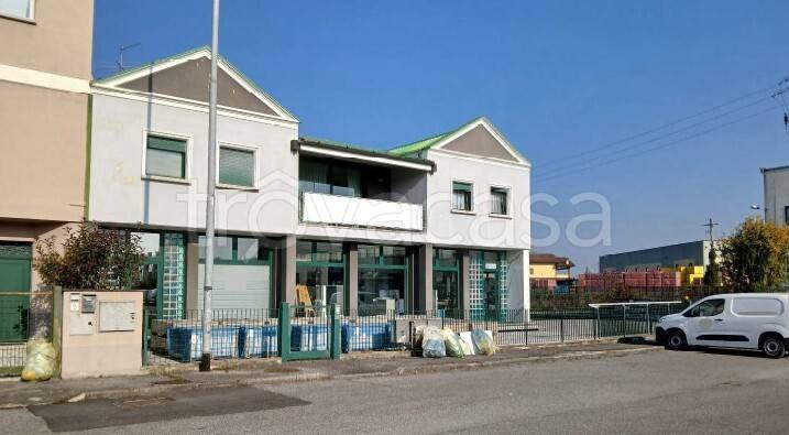 locale commerciale in vendita ad Urago d'Oglio