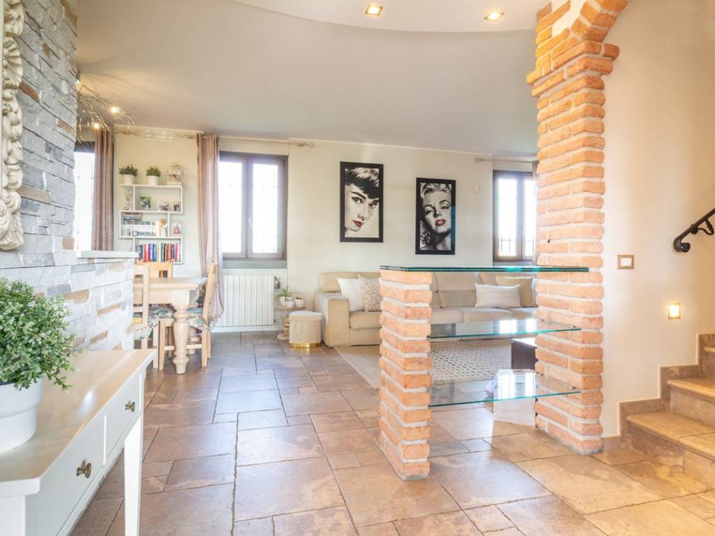 casa indipendente in vendita ad Urago d'Oglio