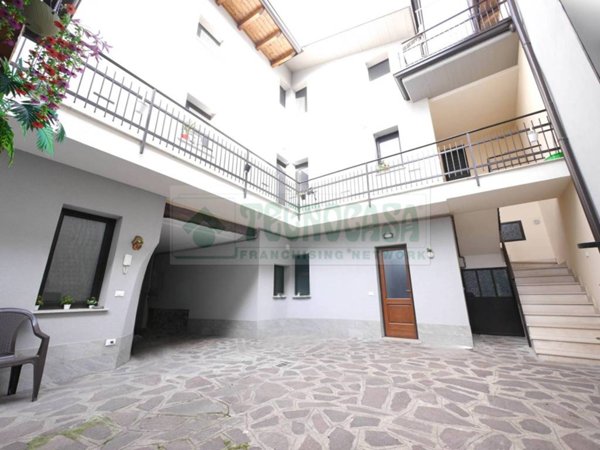 casa indipendente in vendita ad Urago d'Oglio