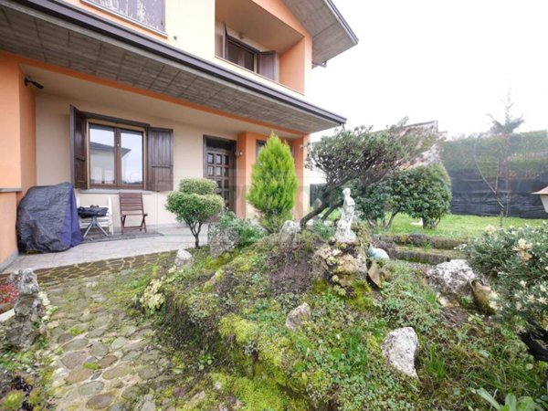 casa indipendente in vendita ad Urago d'Oglio