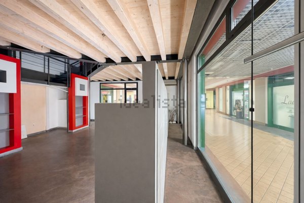 negozio in vendita ad Urago d'Oglio